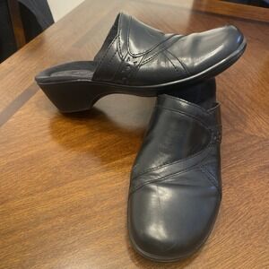 Clarks Bendables Women 8.5 M Leather Slip-On Mule Cushioned Casual Comfort Black